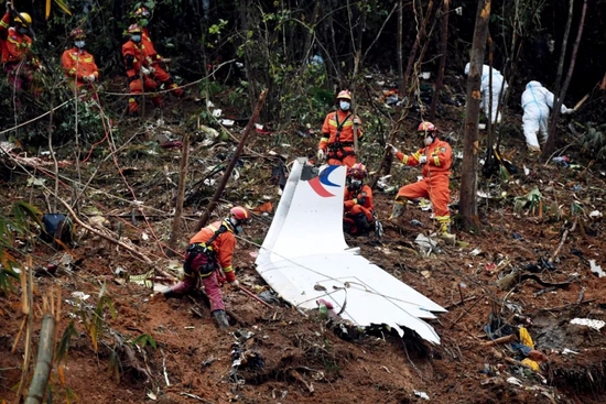 3月24日，搜救人员在位于广西梧州市藤县的东航MU5735客机坠毁事故核心现场进行搜索。图/新华